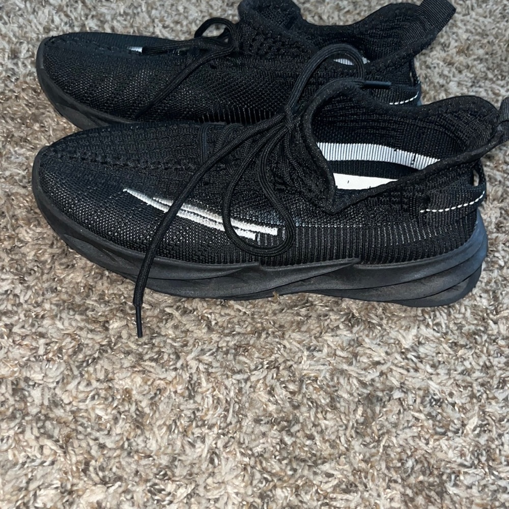 Black mesh sneakers size 7